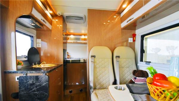 房车内部不是床位越多越好，一家4口出行足以