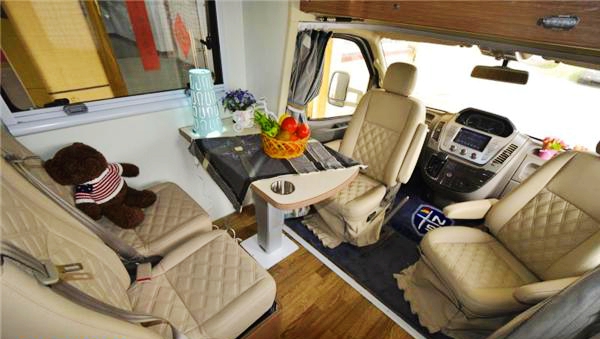 房车内部不是床位越多越好，一家4口出行足以
