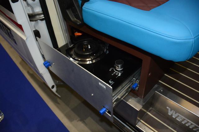 经典全顺底盘B型房车 蓝色主题色、后置上下铺