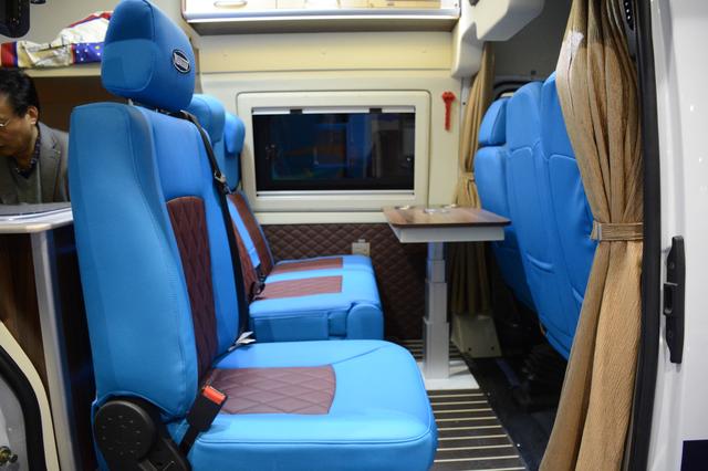 经典全顺底盘B型房车 蓝色主题色、后置上下铺