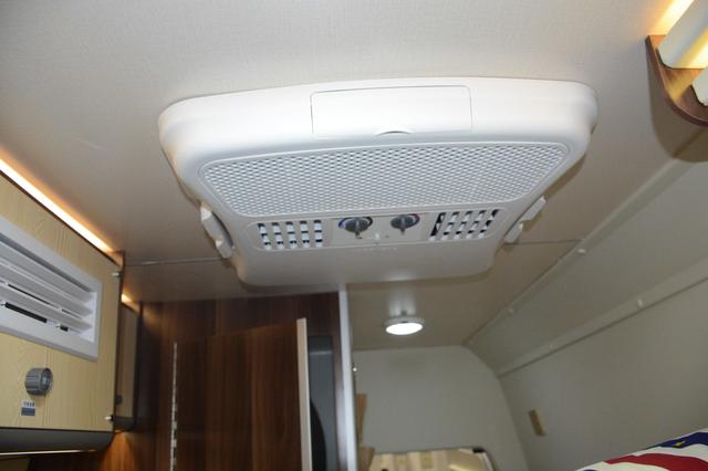 经典全顺底盘B型房车 蓝色主题色、后置上下铺