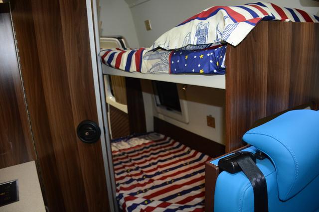 经典全顺底盘B型房车 蓝色主题色、后置上下铺