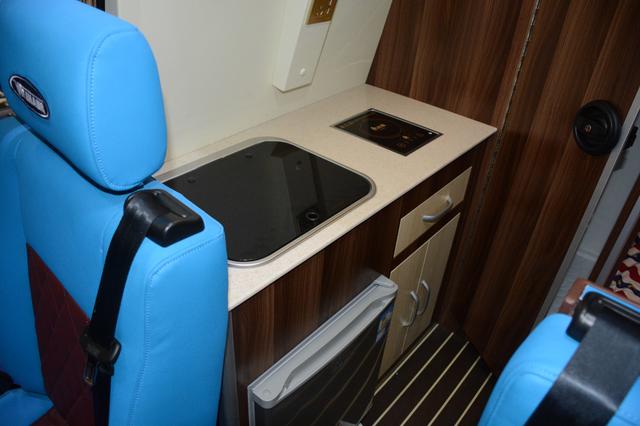 经典全顺底盘B型房车 蓝色主题色、后置上下铺