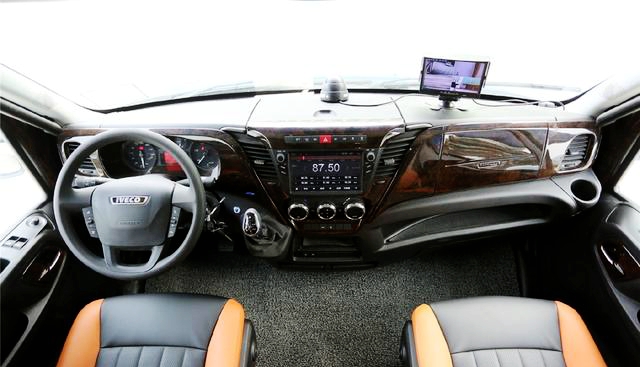 同样是双拓展房车，贵有贵的道理