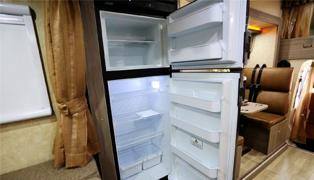 同样是双拓展房车，贵有贵的道理