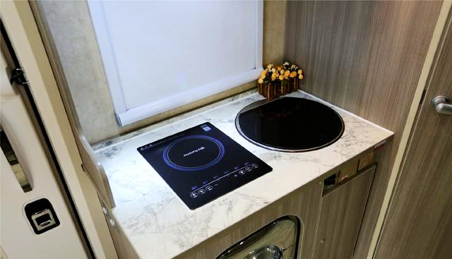 同样是双拓展房车，贵有贵的道理