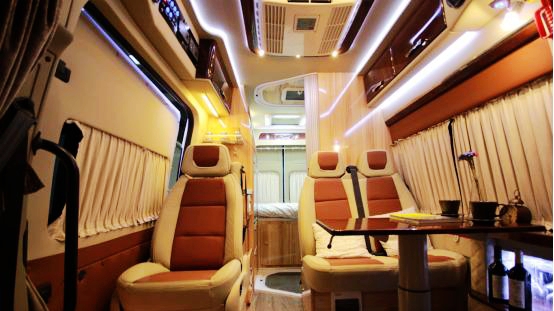 江铃新推出2018款PLUS全顺商旅房车