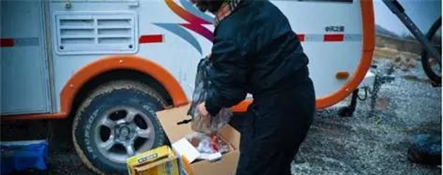 呵呵!羡慕开房车旅行，那是你没有倒过垃圾