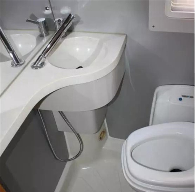 呵呵!羡慕开房车旅行，那是你没有倒过垃圾