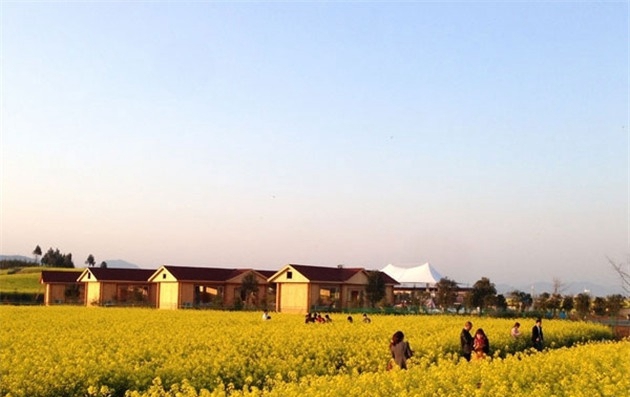 云南罗平航空房车露营地 体验欧美房车露营生活方式