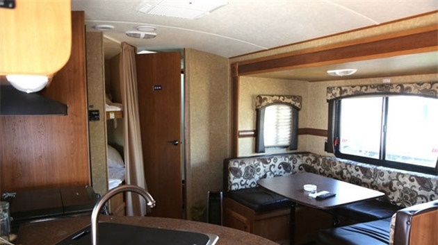 云南罗平航空房车露营地 体验欧美房车露营生活方式