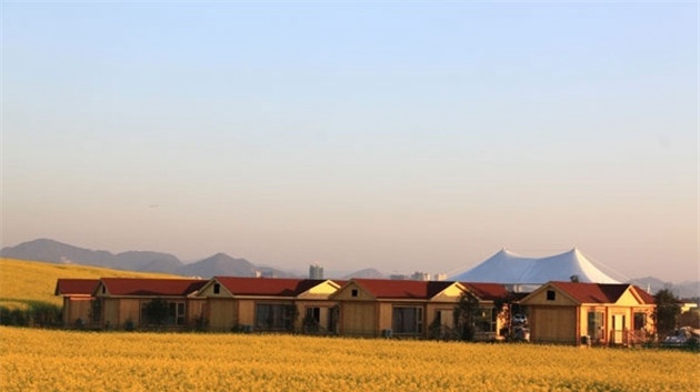 云南罗平航空房车露营地 体验欧美房车露营生活方式