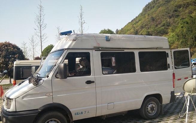 老大爷赶时髦，自己改装的小房车只花1万元