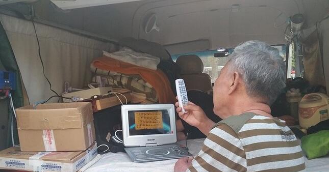 老大爷赶时髦，自己改装的小房车只花1万元