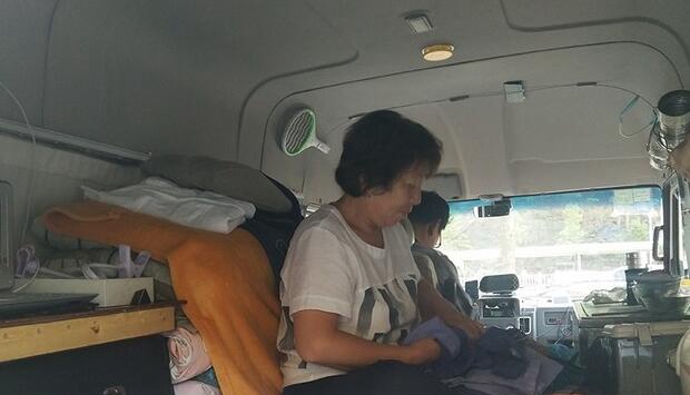 老大爷赶时髦，自己改装的小房车只花1万元