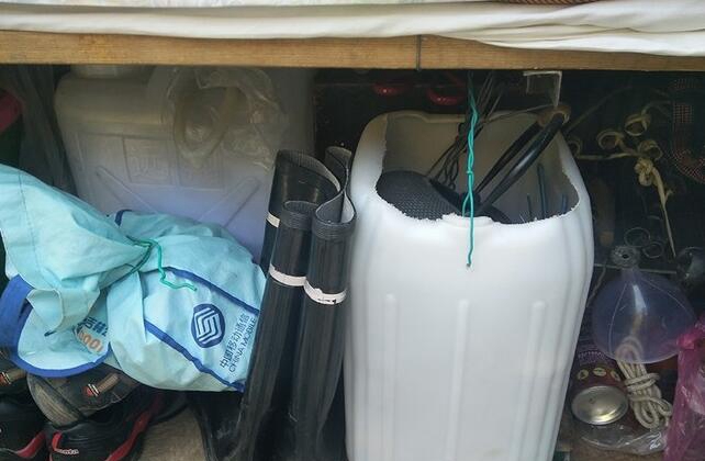 老大爷赶时髦，自己改装的小房车只花1万元