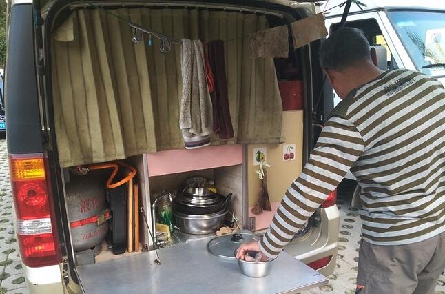 老大爷赶时髦，自己改装的小房车只花1万元
