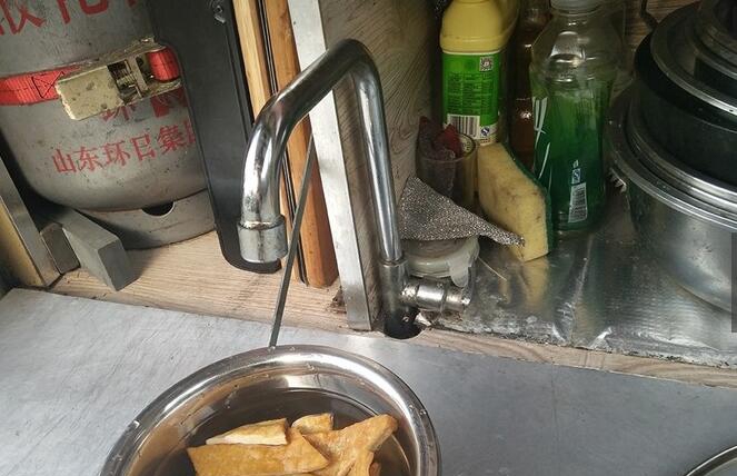 老大爷赶时髦，自己改装的小房车只花1万元