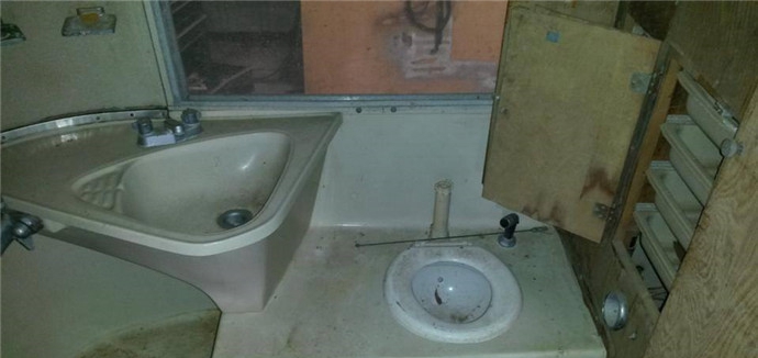 废旧房车爆改变成移动美发造型设计室