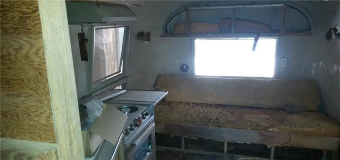 废旧房车爆改变成移动美发造型设计室