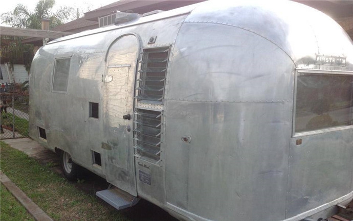 废旧房车爆改变成移动美发造型设计室