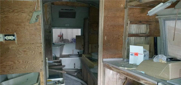 废旧房车爆改变成移动美发造型设计室