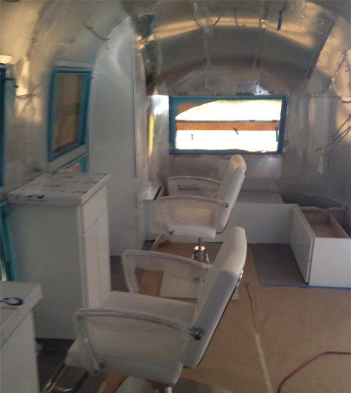 废旧房车爆改变成移动美发造型设计室