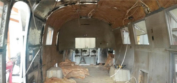 废旧房车爆改变成移动美发造型设计室