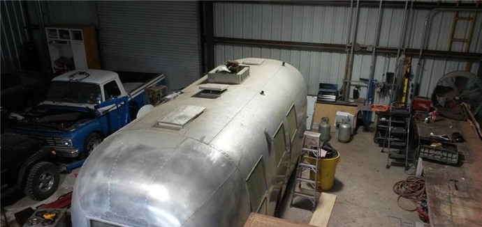 废旧房车爆改变成移动美发造型设计室