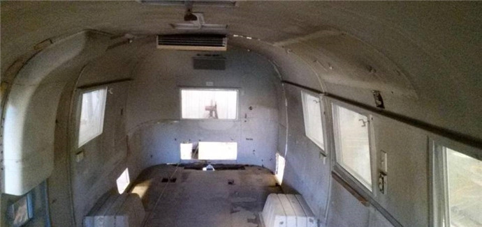 废旧房车爆改变成移动美发造型设计室