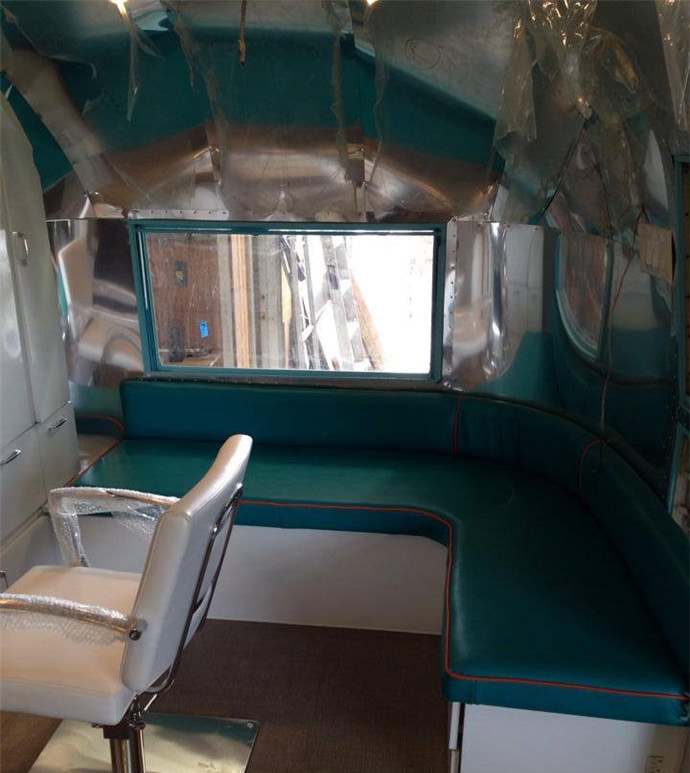 废旧房车爆改变成移动美发造型设计室