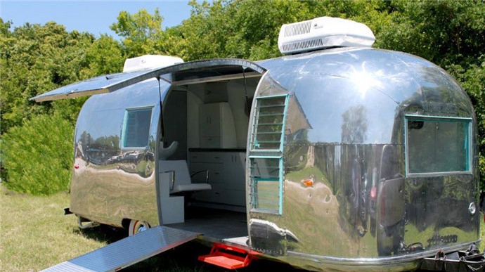 废旧房车爆改变成移动美发造型设计室