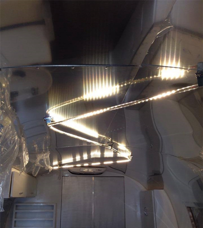 废旧房车爆改变成移动美发造型设计室