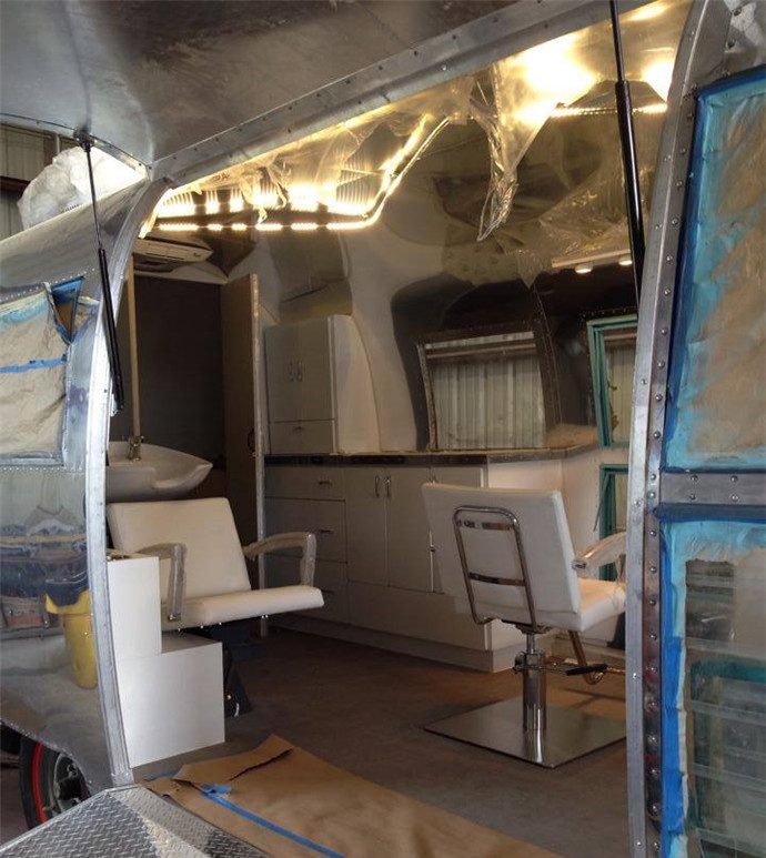 废旧房车爆改变成移动美发造型设计室