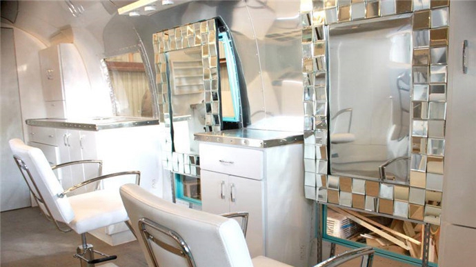 废旧房车爆改变成移动美发造型设计室