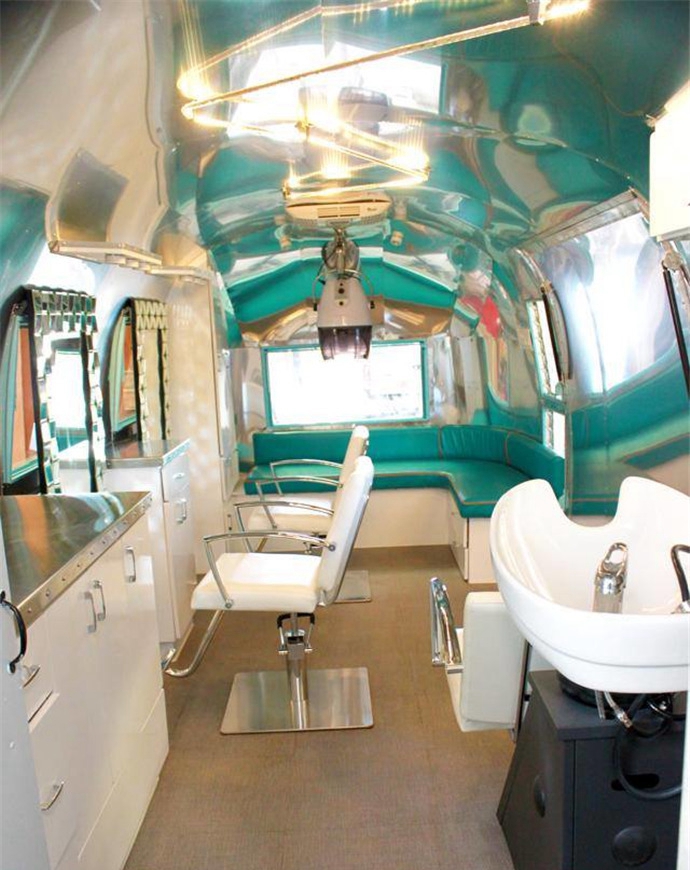 废旧房车爆改变成移动美发造型设计室