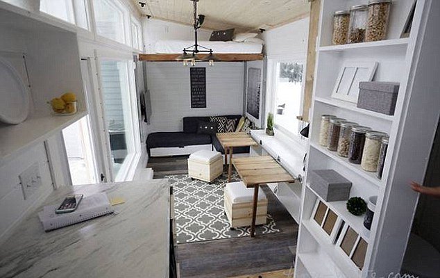 美DIY博主打造7.3米长拖挂式房车