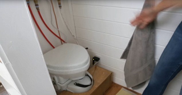 美DIY博主打造7.3米长拖挂式房车