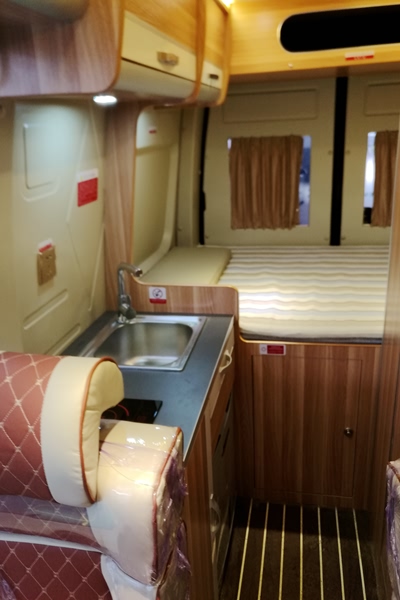 风清气爽，遍地金黄，房车旅游季拉开序幕