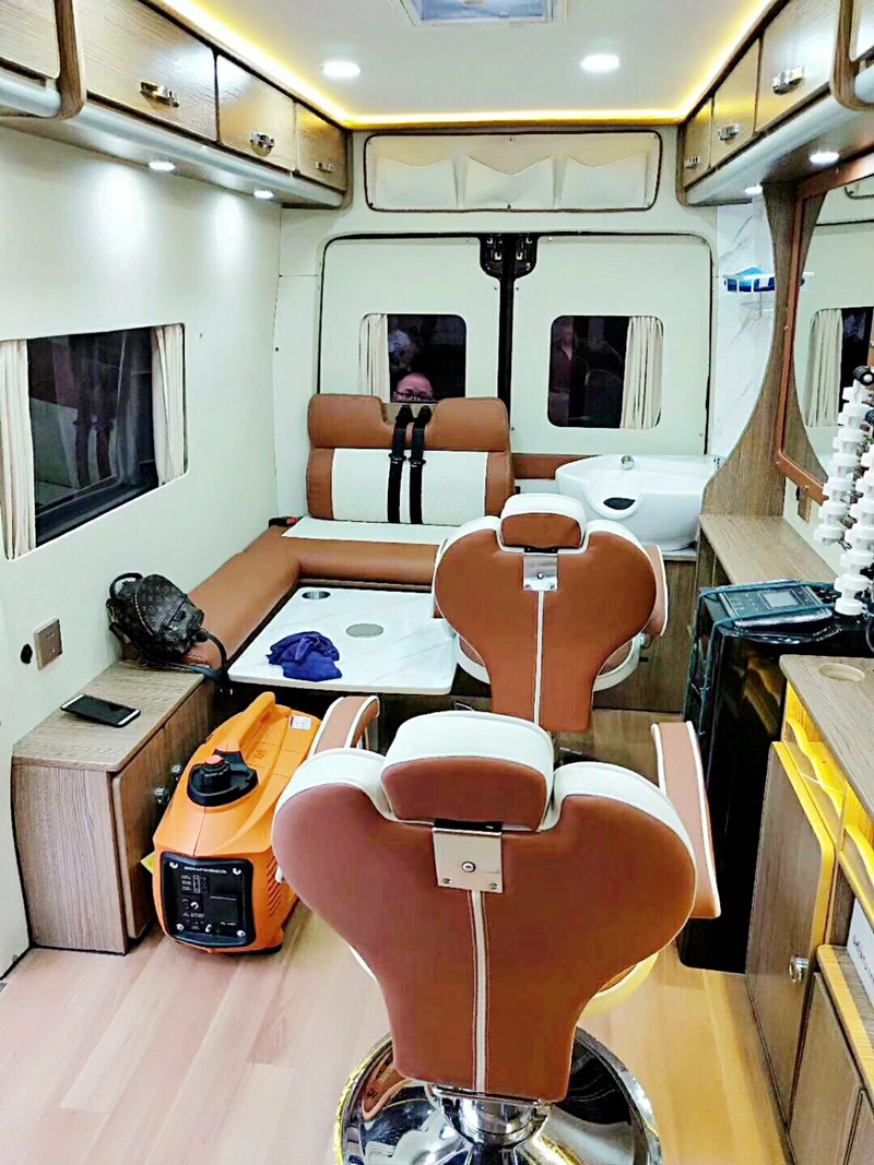喜讯！喜讯！恭喜重庆王总喜提东风御风私人订制移动理发房车一台