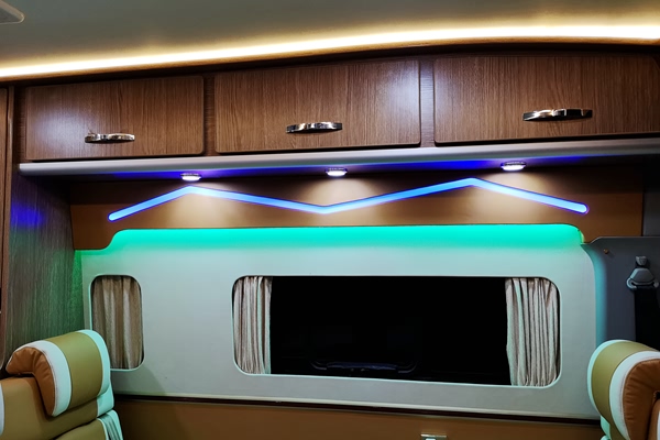 秋高气爽的天儿开着房车出去浪