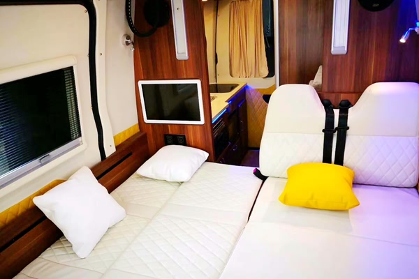 秋高气爽的天儿开着房车出去浪