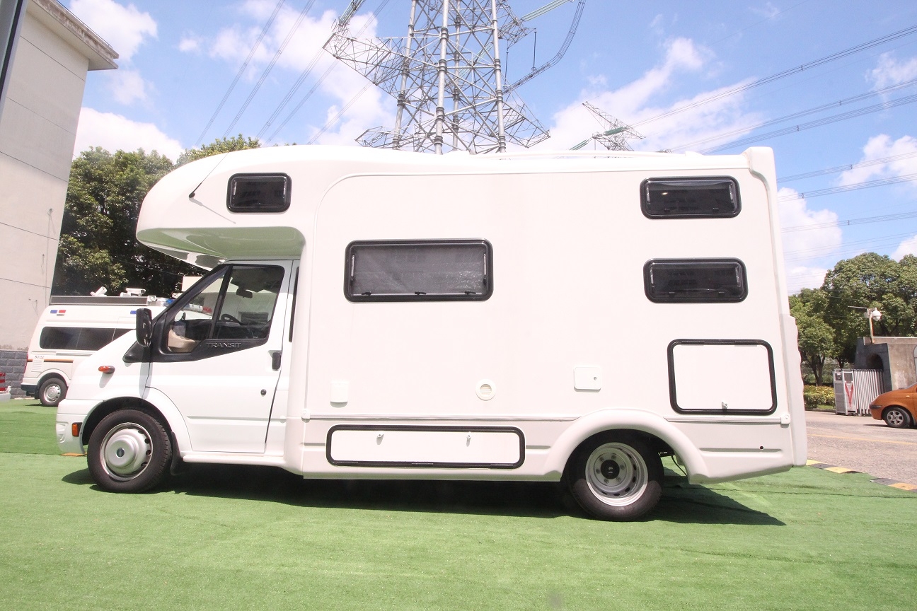 Get一款适合一家老小出行的C型房车