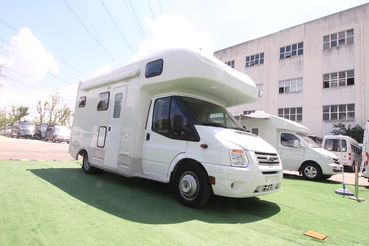 Get一款适合一家老小出行的C型房车