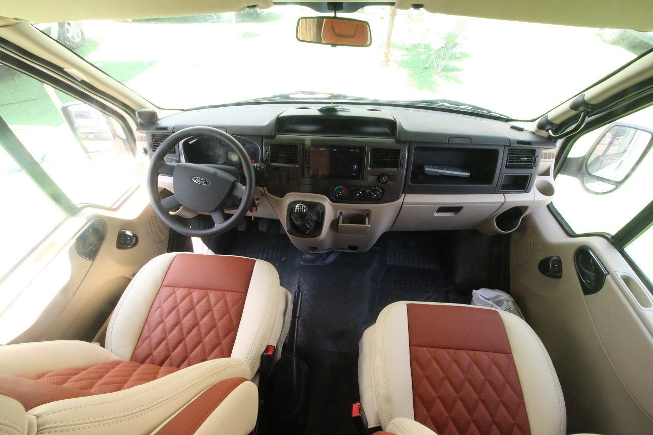 Get一款适合一家老小出行的C型房车