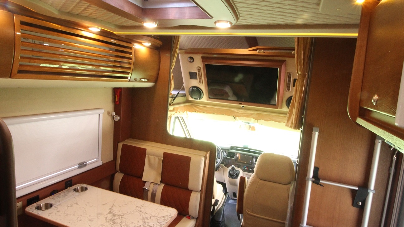 Get一款适合一家老小出行的C型房车