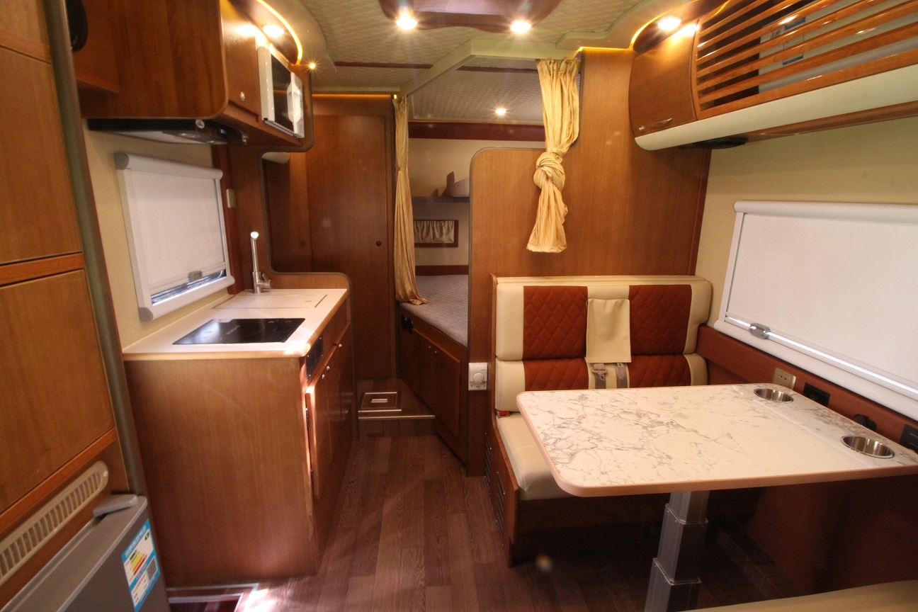 Get一款适合一家老小出行的C型房车