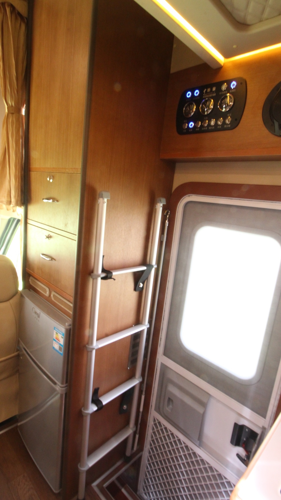 Get一款适合一家老小出行的C型房车