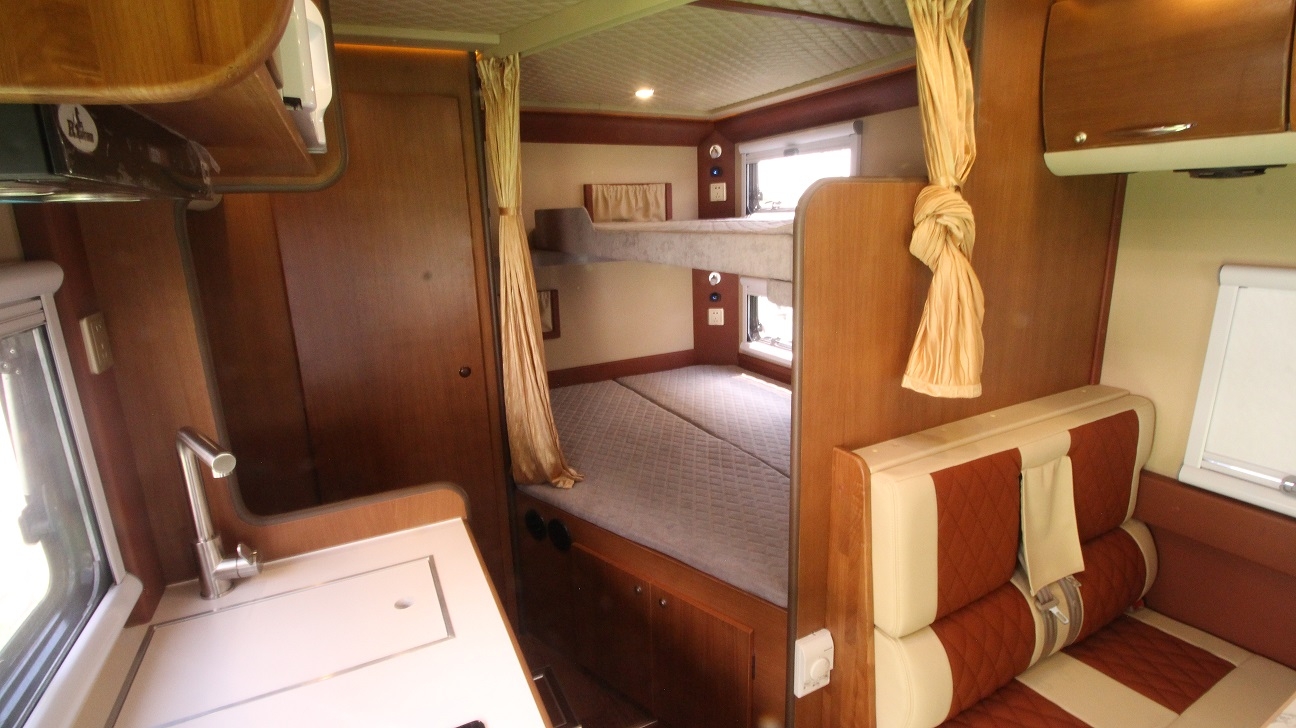 Get一款适合一家老小出行的C型房车