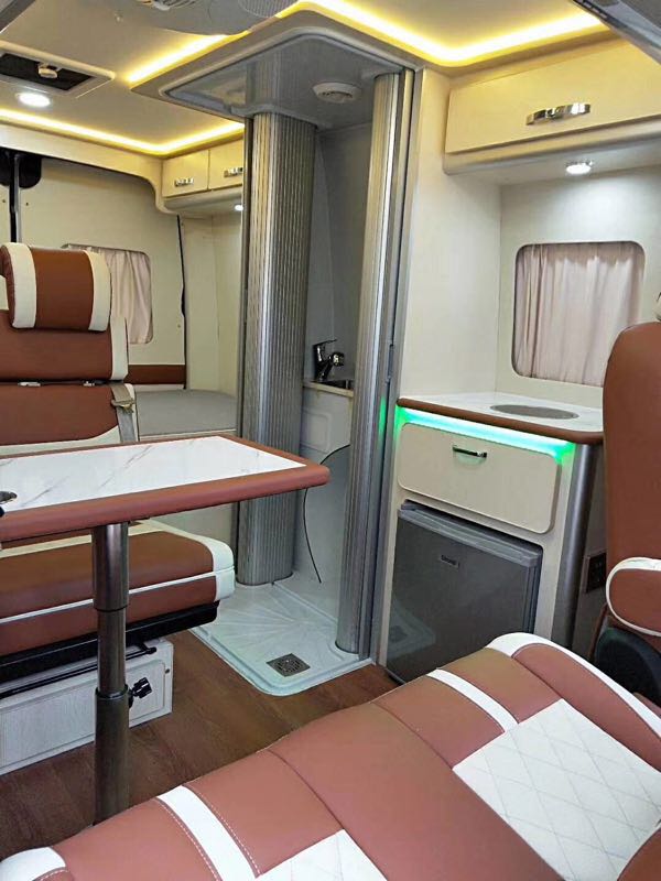 车子外面是，车子里面是自家